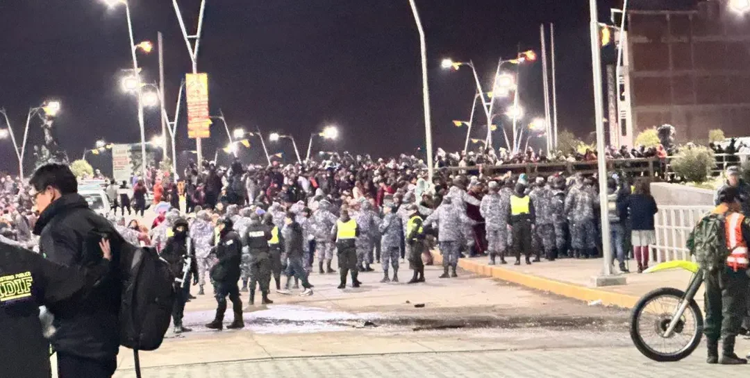 El Alto: En pleno rescate de heridos y fallecidos del avión accidentado, una turba se enfrentó a la Policía