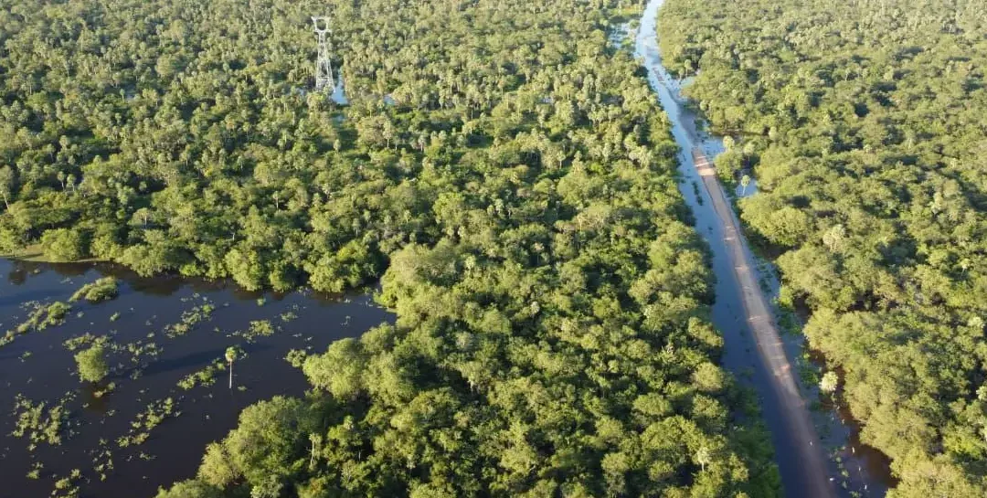 Intensas lluvias provocan el rebalse de ríos e inundan la vía que conecta a varias comunidades del este de Santa Cruz