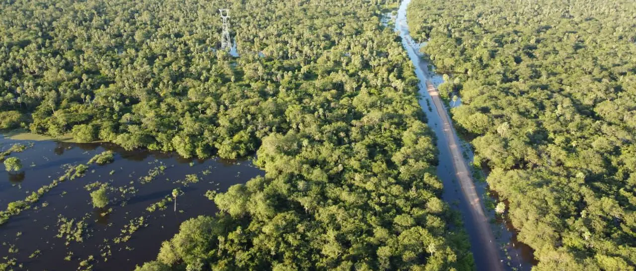 Intensas lluvias provocan el rebalse de ríos e inundan la vía que conecta a varias comunidades del este de Santa Cruz