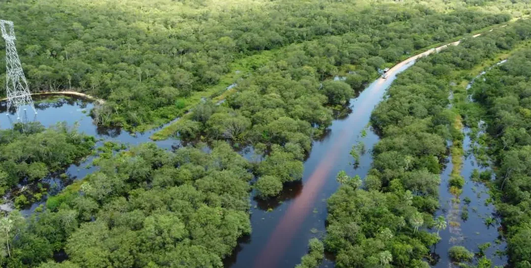 Señalan que acumulación de material sólido bajo el puente del río San Julián provocó inundación al este de Santa Cruz