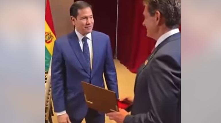 “Se cumplió la promesa”: Paz recibe el crucifijo que su padre entregó a George Busch en 1990