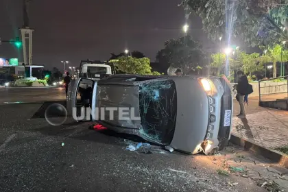 Pese a la prohibición de circular por las elecciones, un vehículo vuelca tras chocar con un árbol