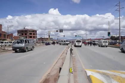 Transportistas de Viacha se suman a bloqueos en la carretera hacia El Alto por problemas con la gasolina