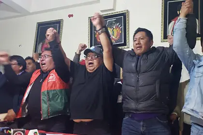 Transportistas de La Paz rechazan diálogo del Gobierno, ratifican paro indefinido departamental