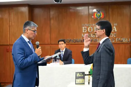 Ministro de Economía posesiona a Jorge Velasco como presidente del Directorio del Banco de Desarrollo Productivo