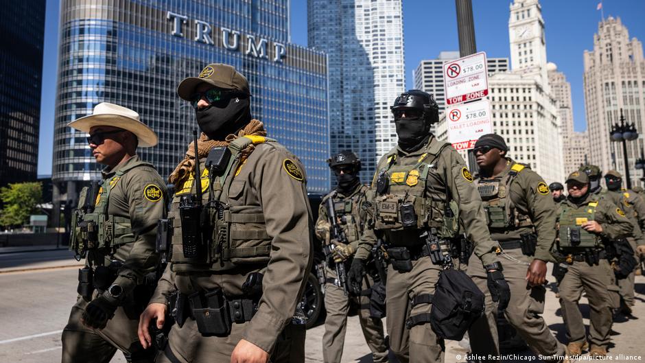 Trump ordena despliegue de agentes de ICE en aeropuertos