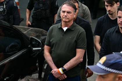 Bolsonaro sale de terapia intensiva y espera decisión sobre prisión domiciliaria