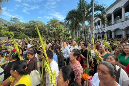 Domingo de Ramos: Miles de fieles llegan con palmas en las manos a los templos del país; Paz se suma a los actos en La Paz