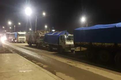 Transporte pesado anuncia bloqueo indefinido en las carreteras del norte paceño por falta de diésel