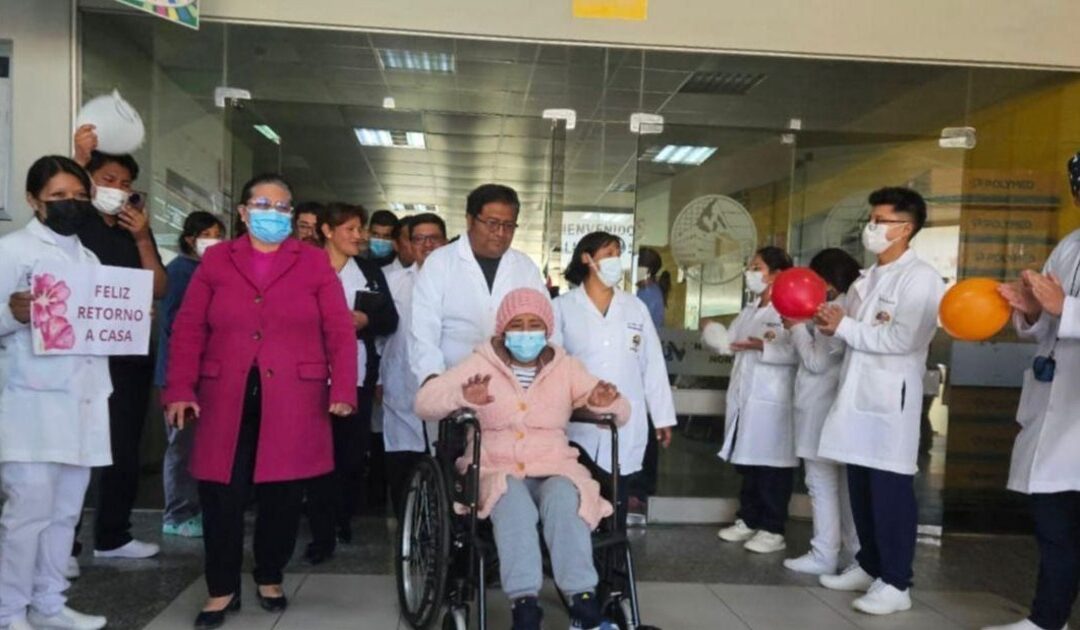 Virginia, sobreviviente del accidente aéreo en El Alto, vuelve a casa después de un mes en terapia intensiva