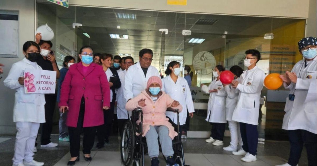 Virginia, sobreviviente del accidente aéreo en El Alto, vuelve a casa después de un mes en terapia intensiva