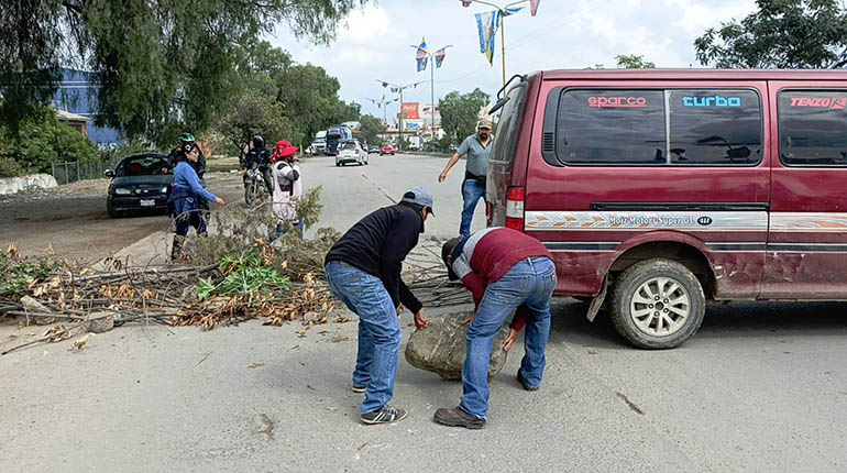 Transportistas de la línea Aasana bloquean el puente Huayculi en rechazo a ampliación de rutas