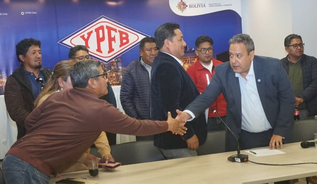 YPFB y transportistas llegan a un acuerdo; anuncian que levantarán el bloqueo en El Alto