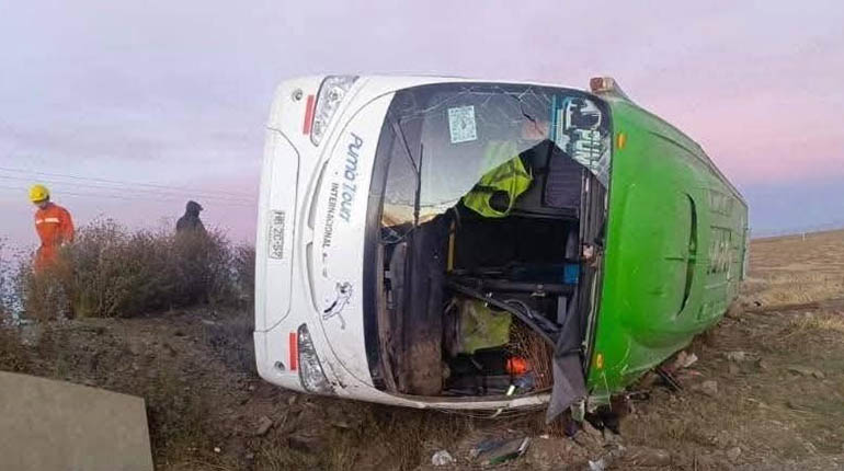 Ocho personas pierden la vida tras el vuelco de un bus en la vía Oruro-Pisiga