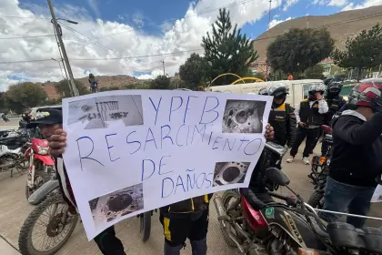 Gobierno y choferes inspeccionan los tanques de YPFB en medio del paro en Oruro