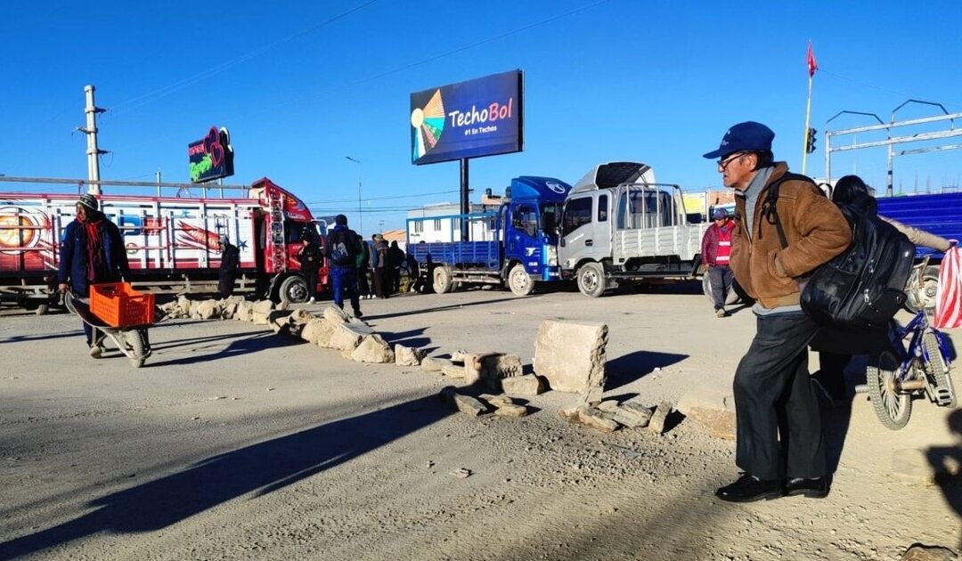 Al menos 16 puntos de bloqueo afectan a Oruro; no hay paso hacia La Paz