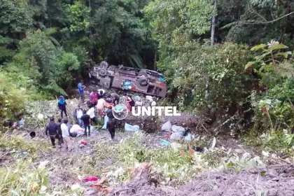 Tragedia en la ruta a Apolo: Seis muertos y 14 heridos deja un bus que cayó en un barranco