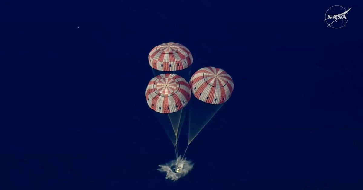 Las imágenes del riesgoso y emotivo regreso de los astronautas de Artemis II a la Tierra