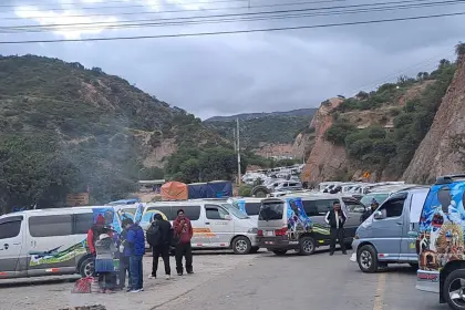 Transportistas retoman bloqueo en Parotani y se corta el paso en la ruta a La Paz y Oruro
