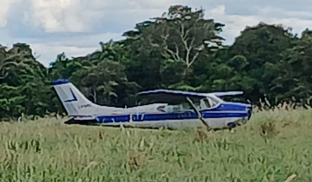 Avioneta cae en una propiedad agrícola y los ocupantes abandonaron el lugar