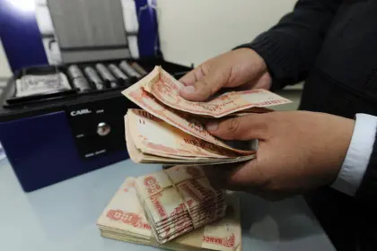 Cancillería dispone pago de salarios en bolivianos al servicio exterior “ante la ausencia de dólares en el país”