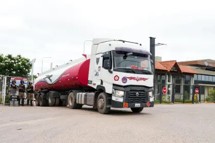 YPFB anuncia el arribo de diésel a Puerto Quijarro y el incremento de la distribución para atender a los productores de Santa Cruz