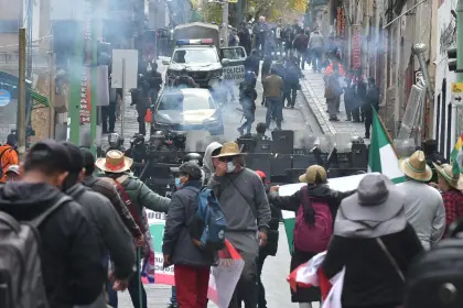 Tensión en la plaza Murillo: Policía gasifica a maestros que piden incremento de presupuesto y salarios