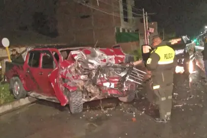 Al menos un fallecido y cuatro heridos tras el choque frontal entre dos camionetas