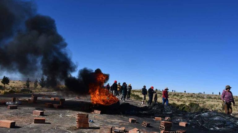 Manifestantes retoman bloqueos en El Alto y Caracollo tras operativo de la Policía y FFAA