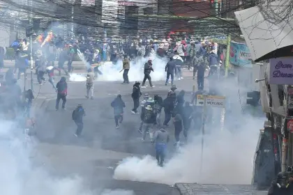 Tensión en el centro de La Paz: Policía repele a movilizados que intentan ingresar a la plaza Murillo