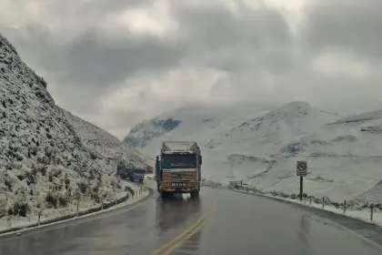 Cae una intensa nevada en La Paz y deja cubierta de un manto blanco la zona de La Cumbre