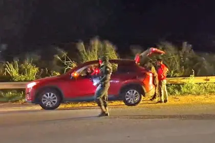 En escalada de violencia, policías realizan controles en la ciudad capital y los municipios cruceños