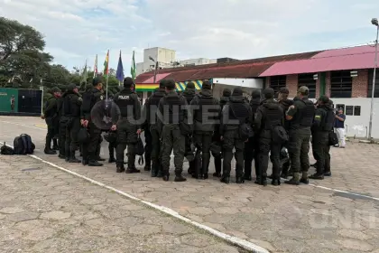 Contingente policial se moviliza hacia los valles cruceños, ruta clave para el flujo de alimentos
