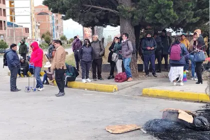 Policía despeja ingreso al aeropuerto de El Alto tras gasificación a manifestantes