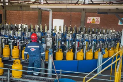 Un funcionario de YPFB y dos choferes son aprehendidos acusados de robar garrafas con gas de Senkata
