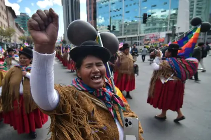 Marcha de mujeres de la COB llegó al centro de La Paz con cacerolas en mano
