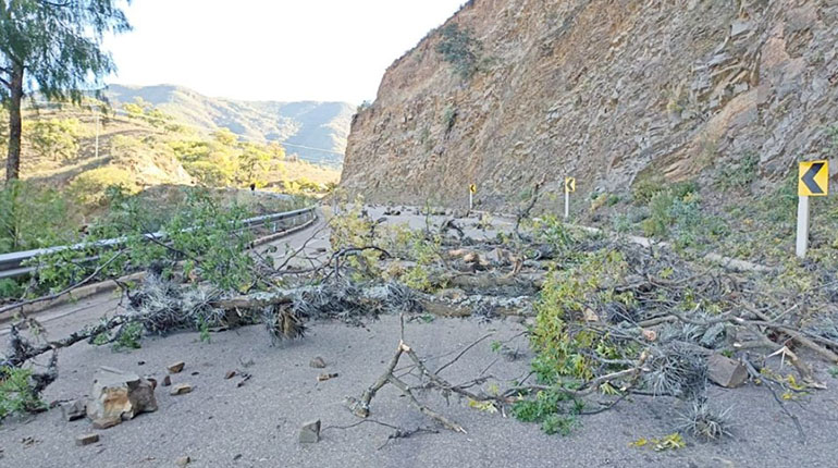 Cortan única vía que unía a Sucre con el eje central