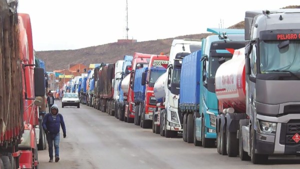 Chóferes denuncian falta de comida y agua para más de 500 transportistas varados en Desaguadero