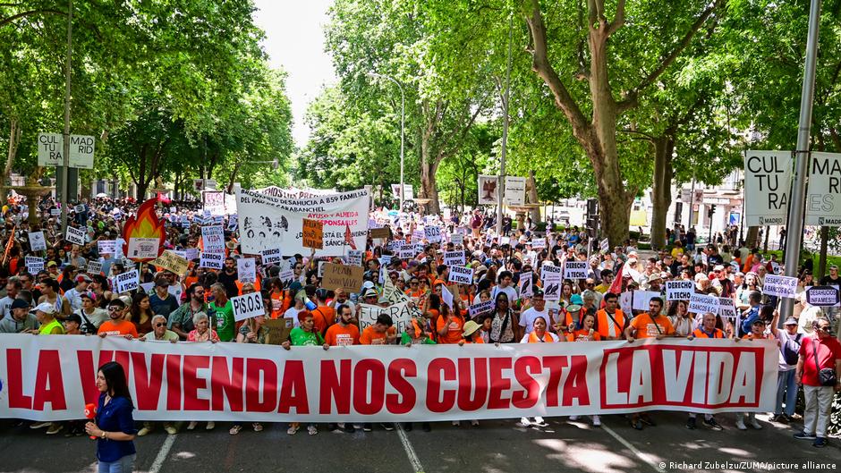 Miles marchan en Madrid contra el alto precio de la vivienda