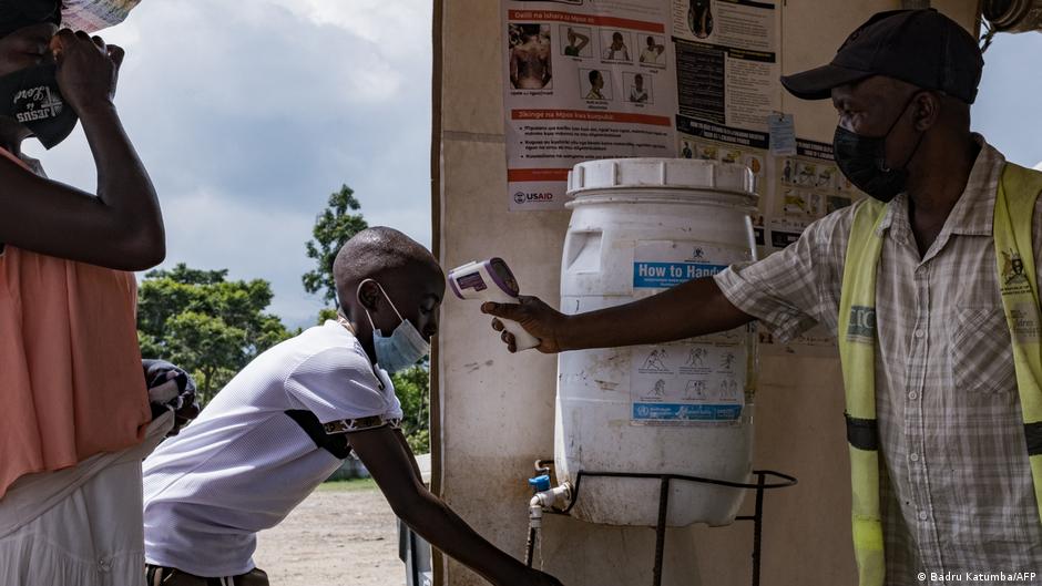 Uganda reporta dos casos de ébola vinculados a brote en RDC