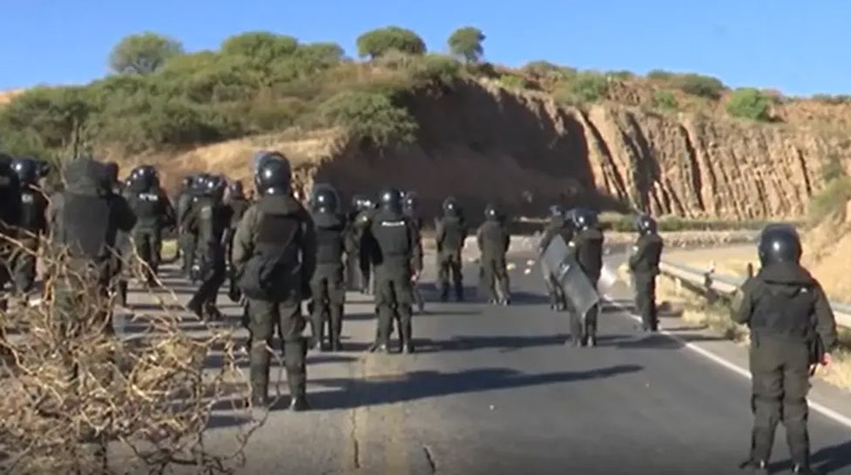 Policía libera la vía en Parotani, ruta a Oruro y bloqueadores responden con dinamita