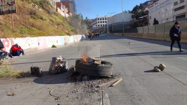 La Paz: Choferes bloquean por falta de gasolina y YPFB alega que 1.600 cisternas estƔn varadas por los bloqueos