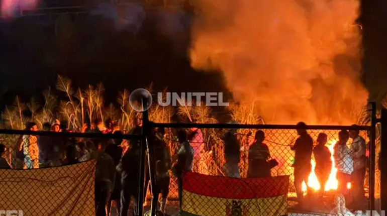 Cocaleros se aglomeran en el ingreso a Umopar en Chimoré