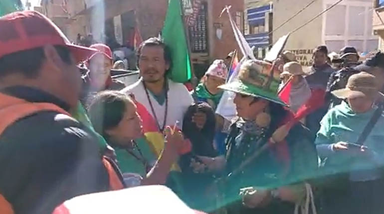 Indígenas expulsan de su marcha a María Galindo: “Discriminadora, pida disculpas de rodillas”
