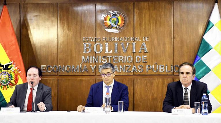 Gobierno dispone devolución de los depósitos en dólares y normaliza sistema de remesas