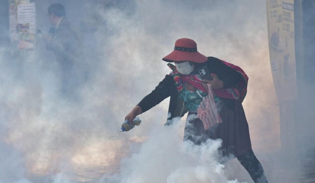 Policías y marchistas se enfrentan en La Paz con gases, petardos y tomates