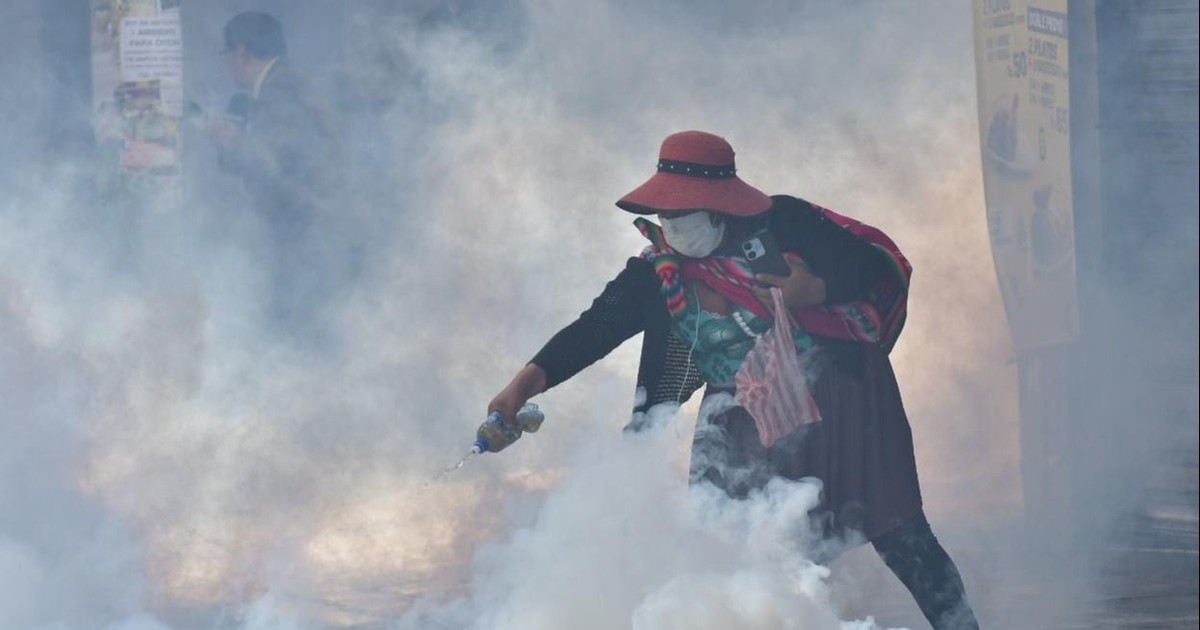 Policías y marchistas se enfrentan en La Paz con gases, petardos y tomates