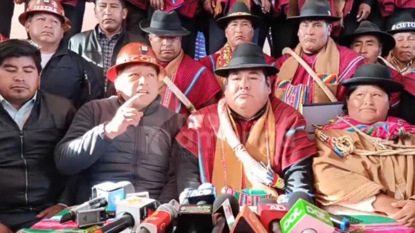La COB y la Federación Túpac Katari piden la renuncia del presidente