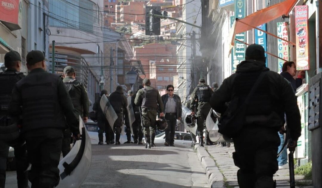 Policía interviene Ministerio de Trabajo para aprehender a dirigentes fabriles