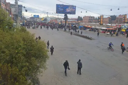 Bloqueos: Ponchos rojos apedrean a minibuses y provocan zozobra en El Alto